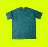 Camiseta masculina de manga, color verde, con bolsillos, con detalle rojo