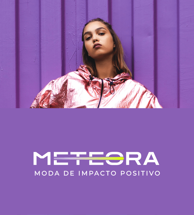 Modelo femenina vistiendo na bluso rosa fluorecente, en fondo lila