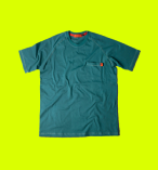Camiseta masculina de manga, color verde, con bolsillos, con detalle rojo