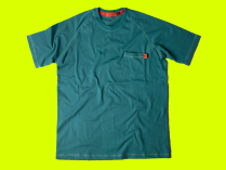 Camiseta masculina de manga, color verde, con bolsillos, con detalle rojo