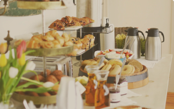 Mesa de buffet con diversos alimentos